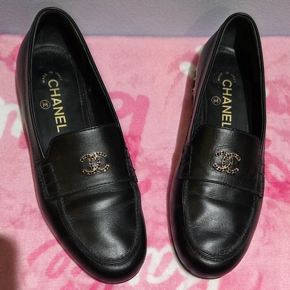 Chanel Women's Black Leather Loafer With CC Gold Accent, Size 38 - Picture 2 of 10